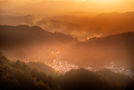 云雾-高山-光芒-秋天-风光 图片素材
