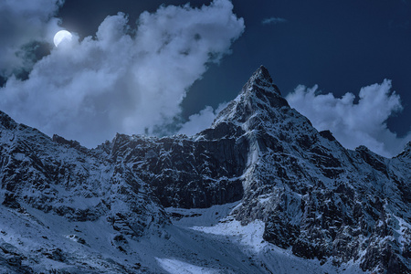 月夜-月亮-照射-雪山-山顶 图片素材