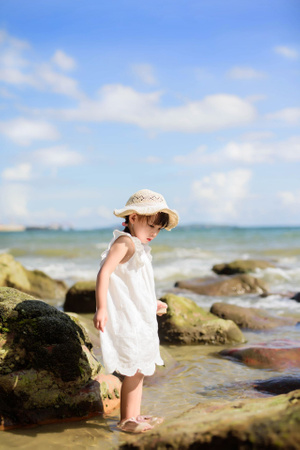 深圳-大鹏官湖沙滩-夏天的大海-女童-玩水 图片素材