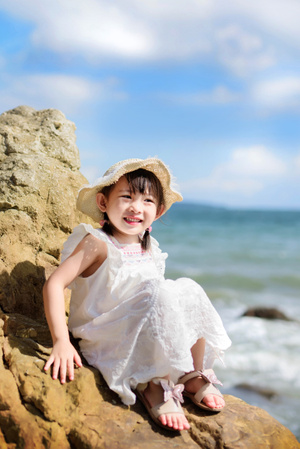 深圳-大鹏官湖沙滩-夏天的大海-女童-玩水 图片素材